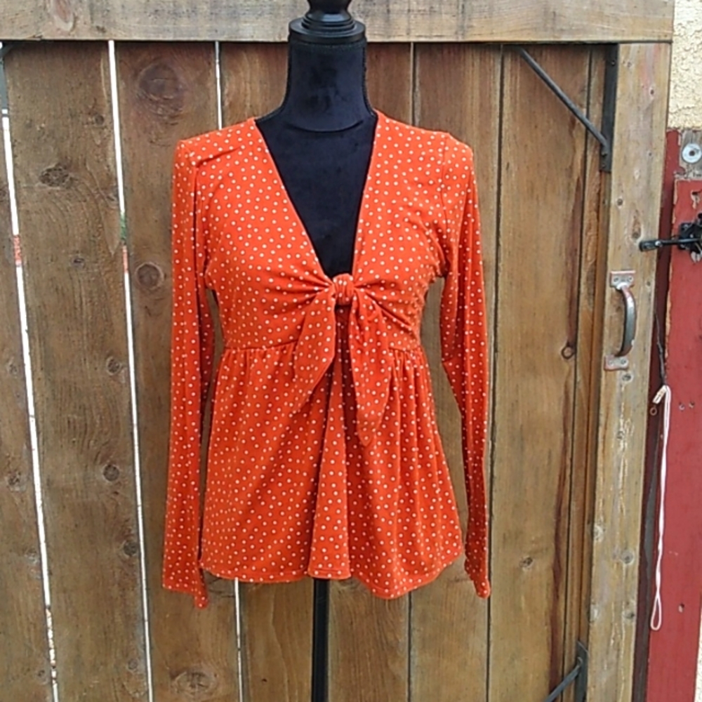 Sinuous brand top